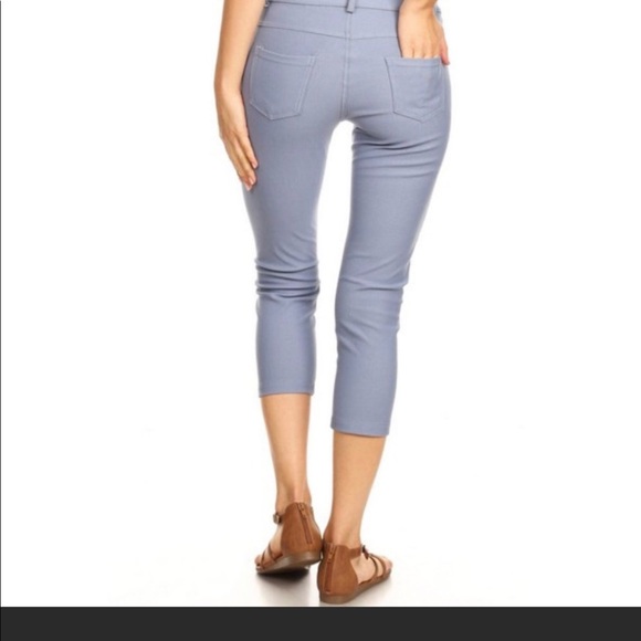 NWT CLASSIC SKINNY CAPRI LEGGINGS!! - Picture 2 of 5